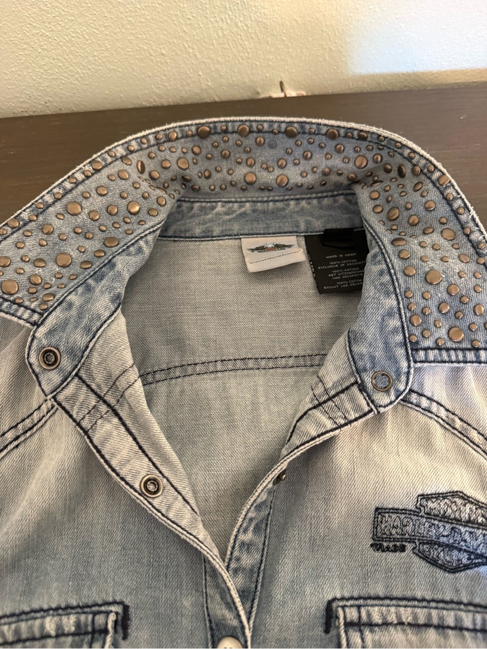 Harley-Davidson Light Blue Studded Distressed Pearl Snap Denim Shirt Size L - Picture 8 of 12
